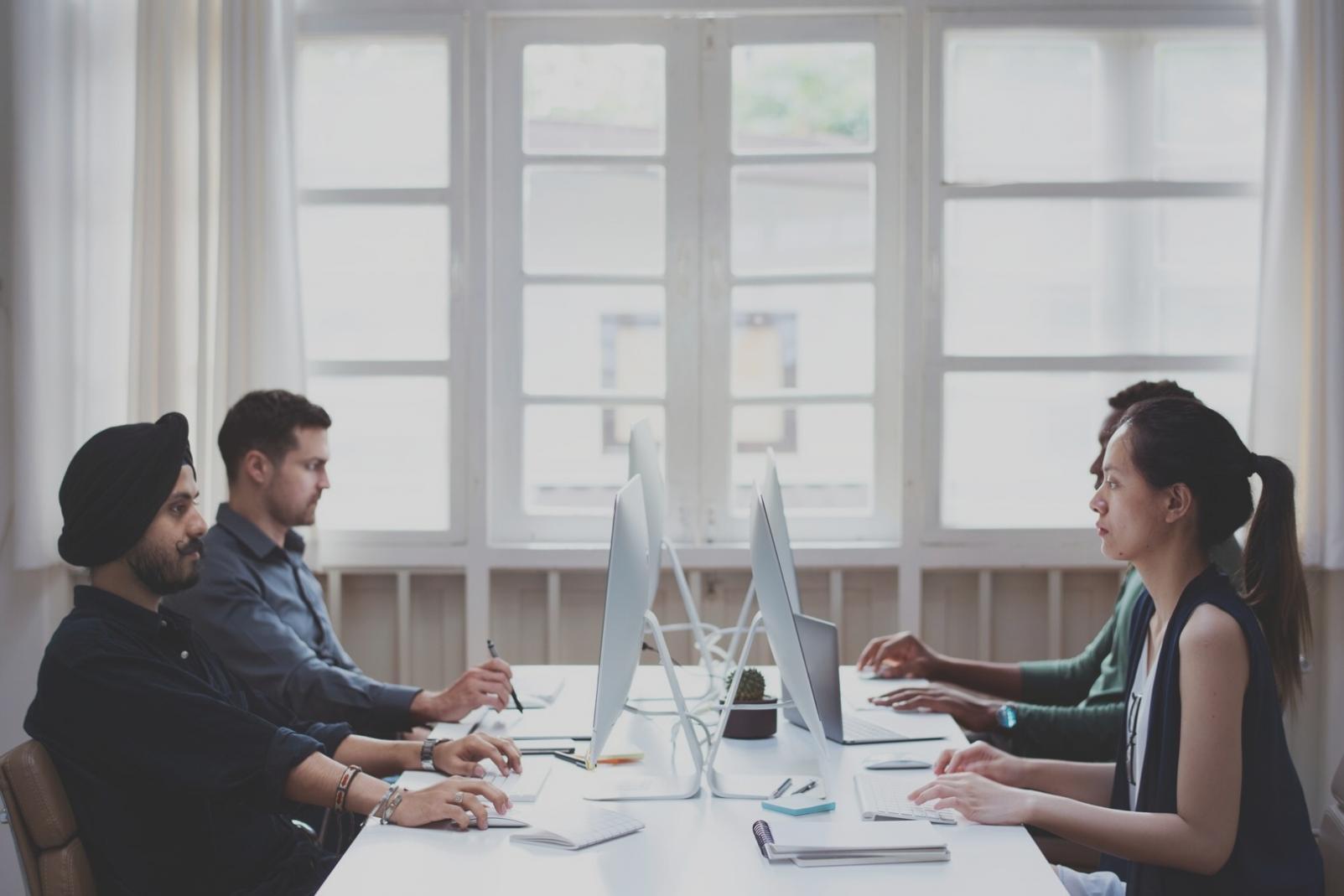 Estudiantes trabajando en equipo durante sesión de mentoría