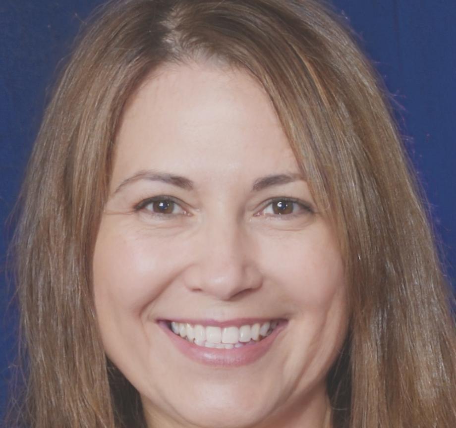 Elena Ruiz, analista financiera internacional