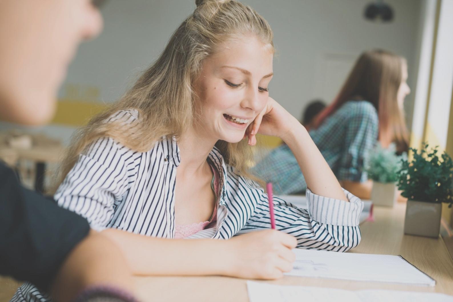 Estudiantes internacionales en sesión de formación financiera