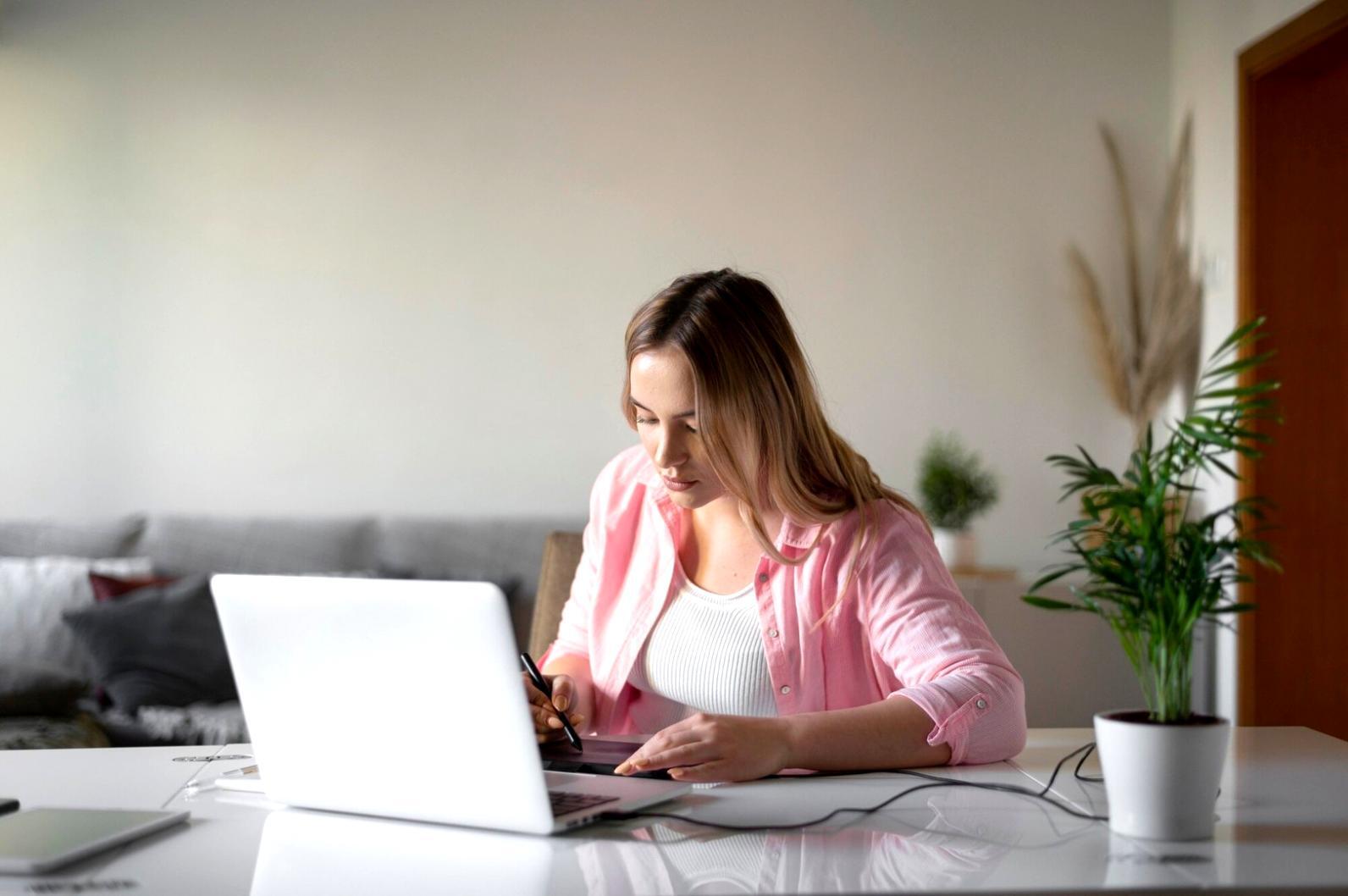 Oficina moderna de terolivorae con espacios de trabajo colaborativo y áreas de consulta personalizada