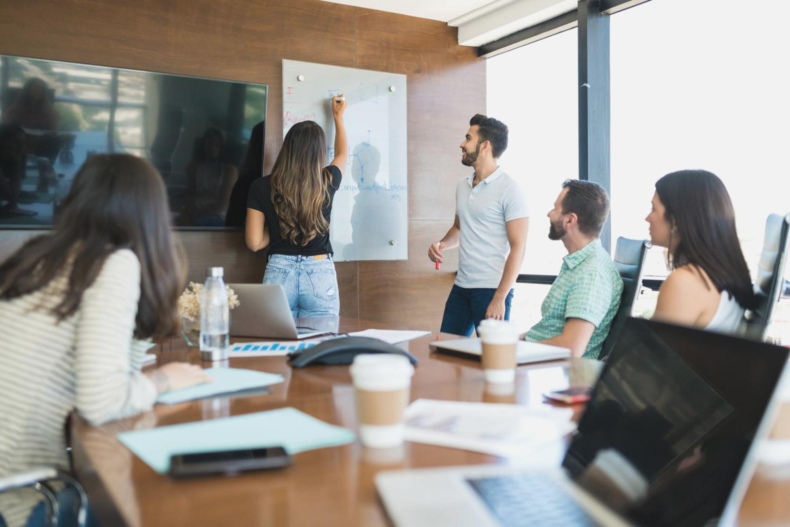 Profesionales trabajando en análisis financiero y comunicación empresarial